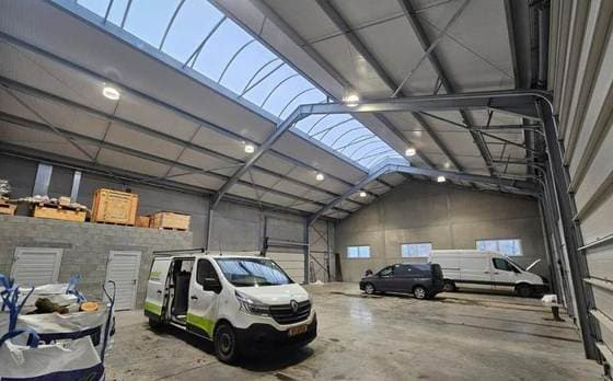 Vue intérieure du hangar avec éclairage LED