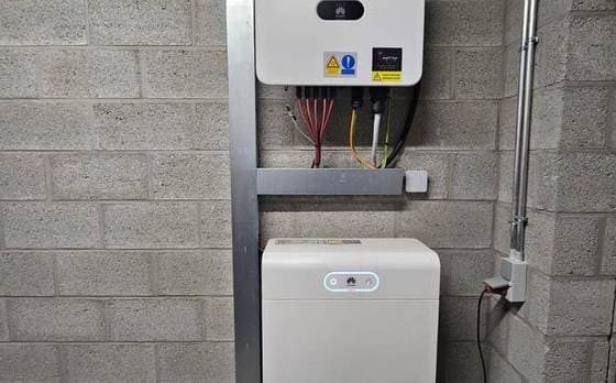Onduleur et batterie de stockage installés au mur