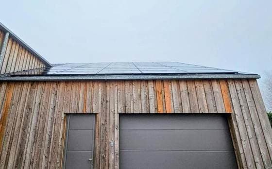 Bâtiment agricole avec panneaux photovoltaïques sur le toit