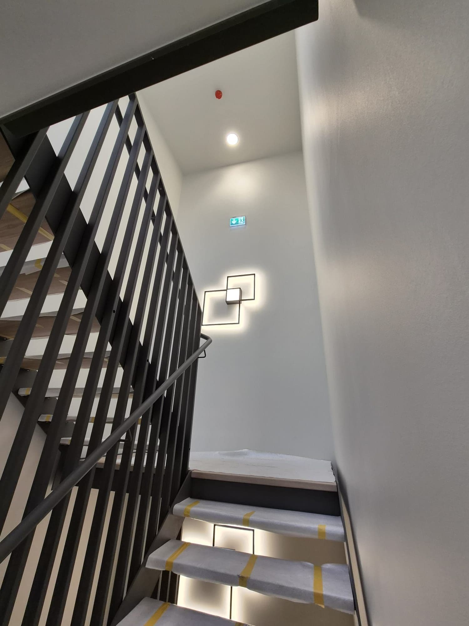 Escalier avec éclairage architectural encastré