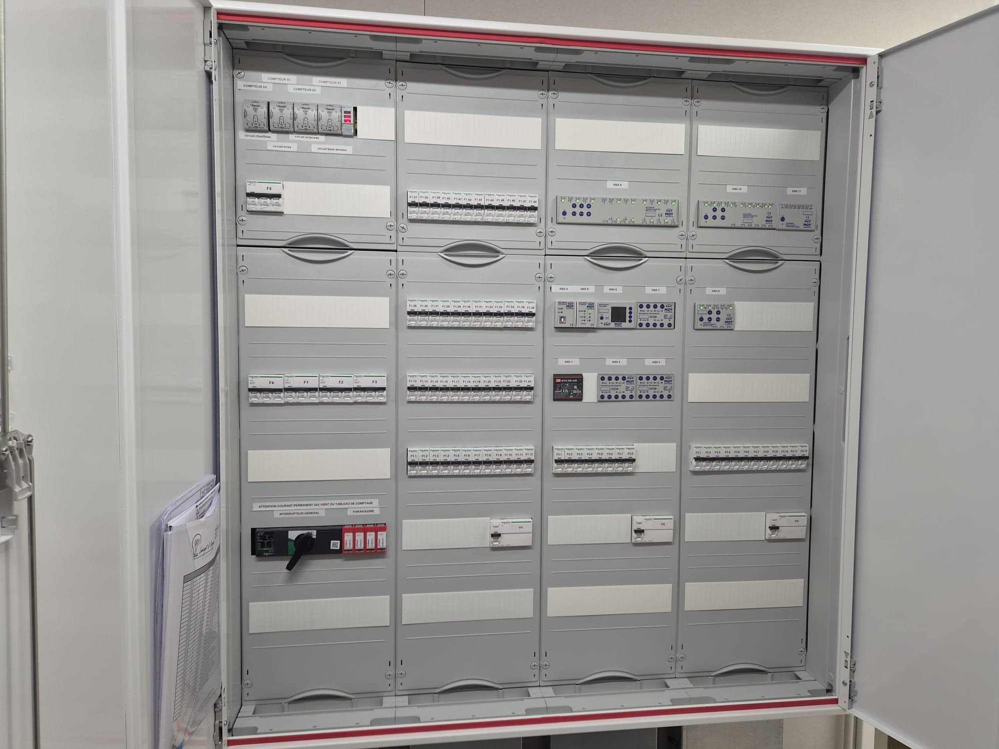 Tableau électrique ouvert et soigneusement câblé
